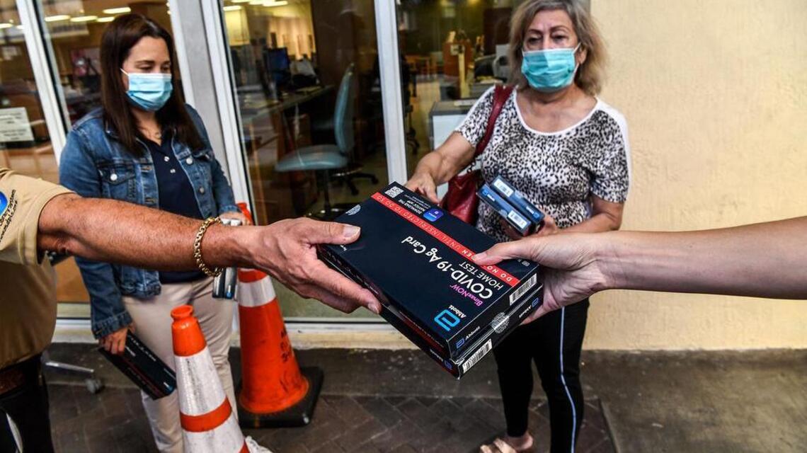 COVID-19 en la Florida: Agregan 5,441 casos positivos. Disminuyen hospitalizaciones