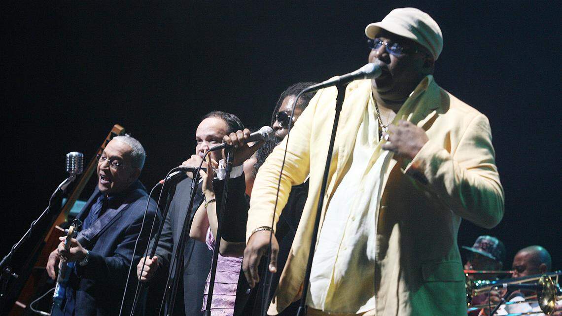 In 2010, Cuban band Los Van Van performed at the James L Knight Center in Miami.