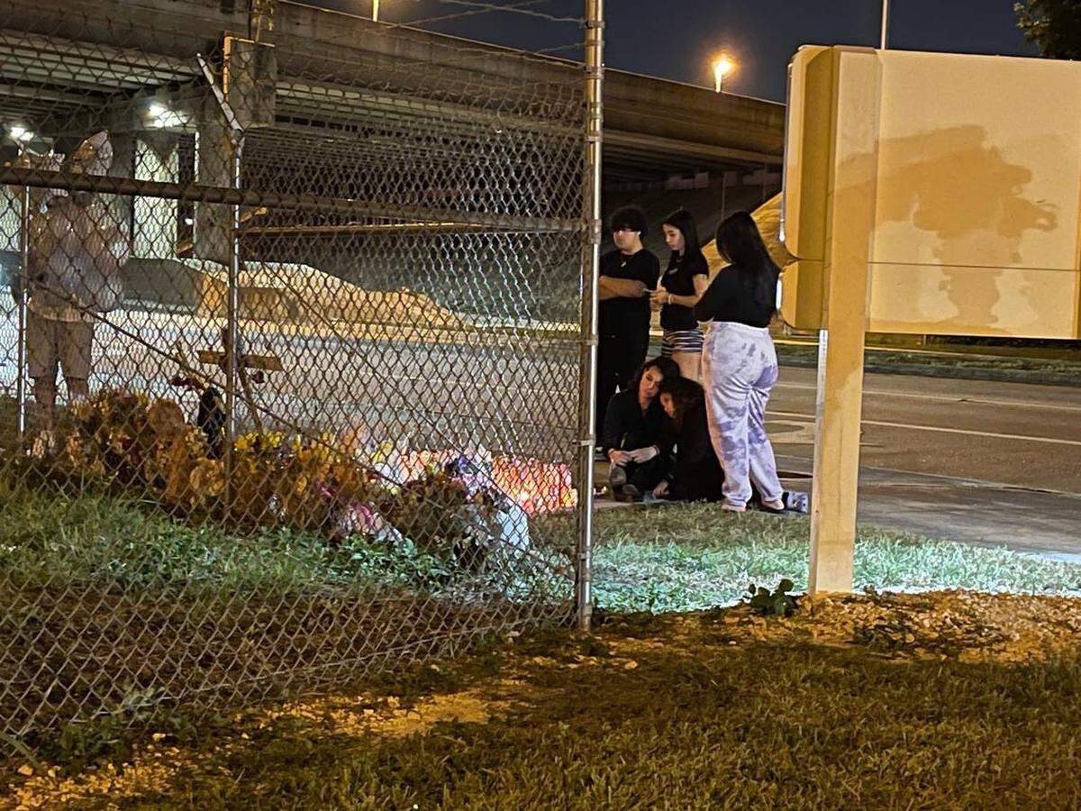 Amigos de Anthony Gago y Jazmin Keltz lloran su muerte en una vigilia que se levantó en el lugar del accidente donde ambos perdieron la vida.