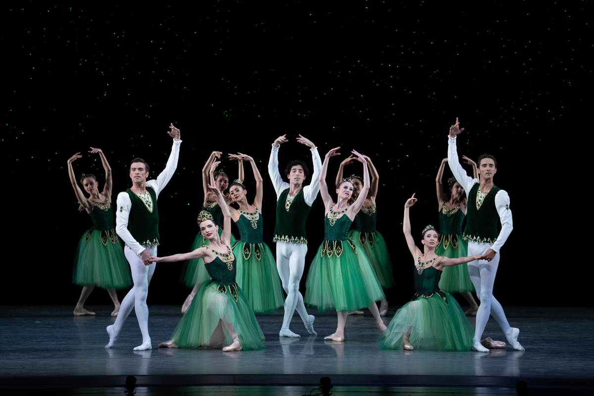 Los bailarines de Miami City Ballet en “Esmeraldas” de “Joyas”, coreografía de George Balanchine. Al frente, de izquierda a derecha: Steven Loch, Jordan-Elizabeth Long, Mayumi Enokibara, Damian Zamorano, Nicole Stalker, Macarena Giménez y Stanislav Olshanskyi.