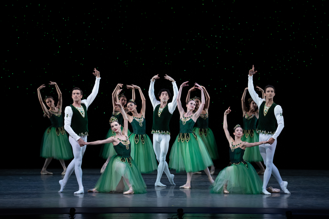Los bailarines de Miami City Ballet en “Esmeraldas” de “Joyas”, coreografía de George Balanchine. Al frente, de izquierda a derecha: Steven Loch, Jordan-Elizabeth Long, Mayumi Enokibara, Damian Zamorano, Nicole Stalker, Macarena Giménez y Stanislav Olshanskyi.
