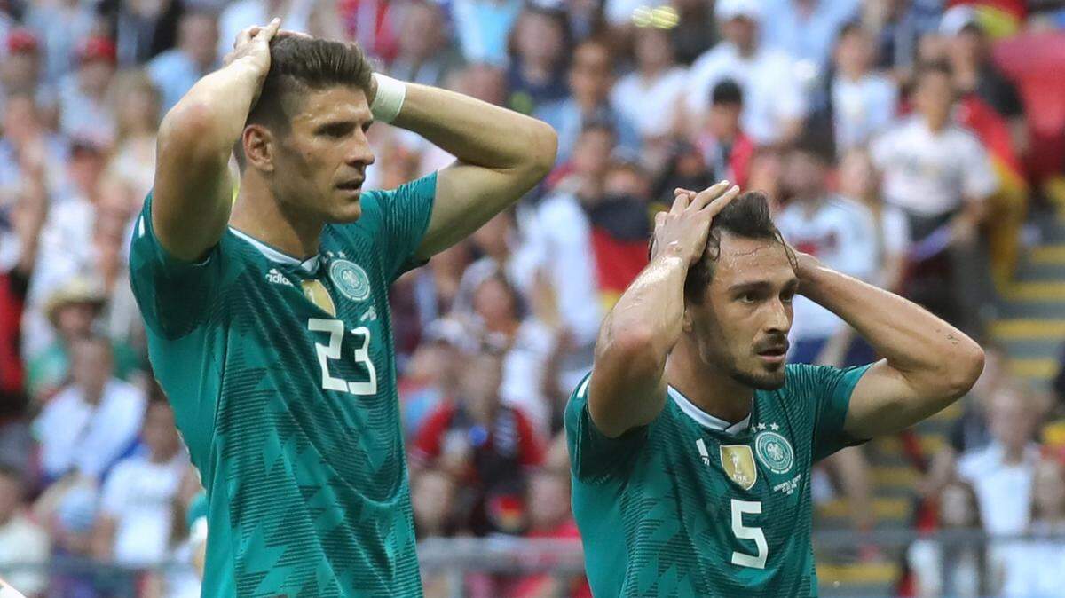 Los jugadores de Alemania Mats Hummels (der.) y Mario Gomez reaccionan en los segundos finales del partido ante Corea del Sur, celebrado el 27 de junio de 2018 en Kazán, Rusia.