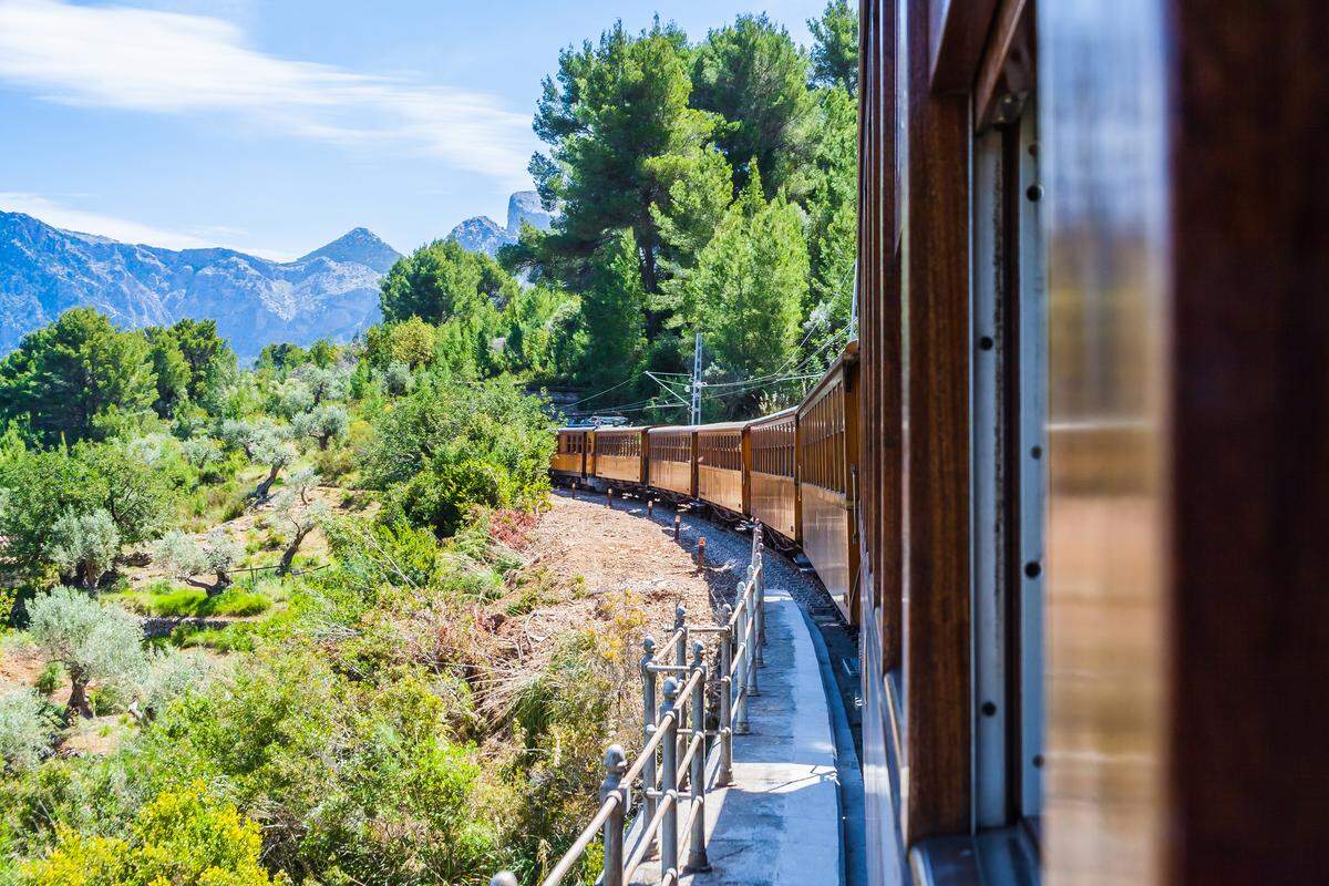 El encantador Tren de Sóller (Mallorca, España)  con vagones de madera originales aún en uso, ofrece la magia del otoño mediterráneo. 