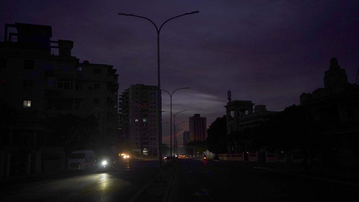 Esta foto tomada el miércoles 10 de septiembre de 2025 muestra una calle de La Habana durante un apagón que dejó sin luz a toda la isla.