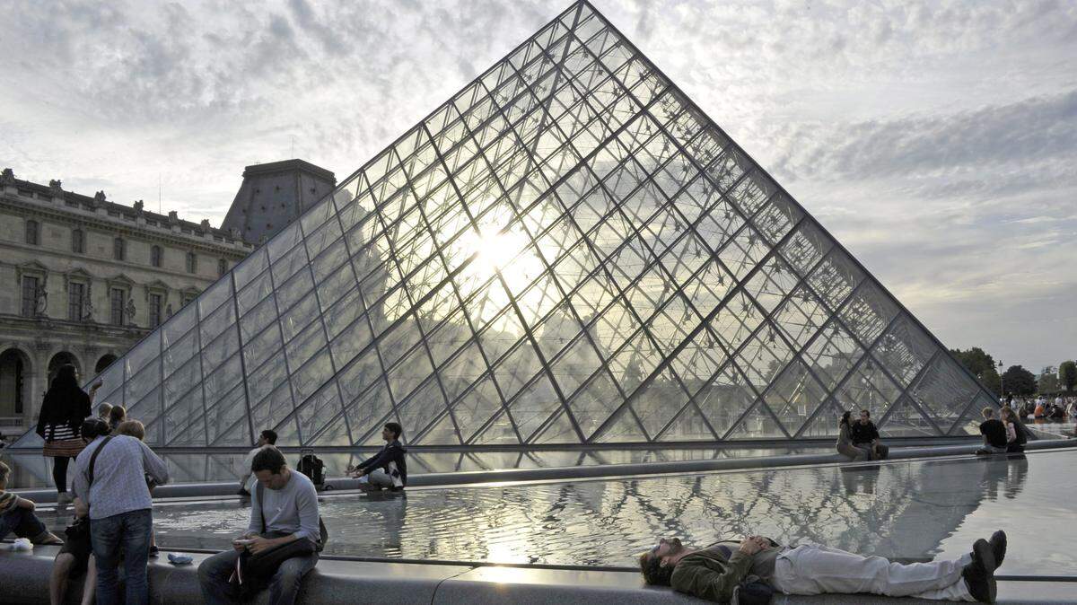La novela "El Código Da Vinci", de Dan Brown, contribuyó a la difusión de rumores oscuros que el propio Louvre se ha encargado de monetizar con la creación de una visita que aclara muchos de las ficciones difundidas en el libro, y que empieza precisamente en la Pirámide.
