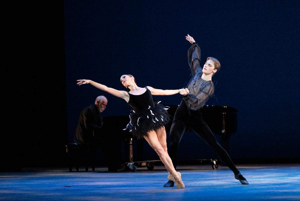 Ashley Knox y Cameron Catazaro en “Sentimiento”, coreografía de Durante Verzola.