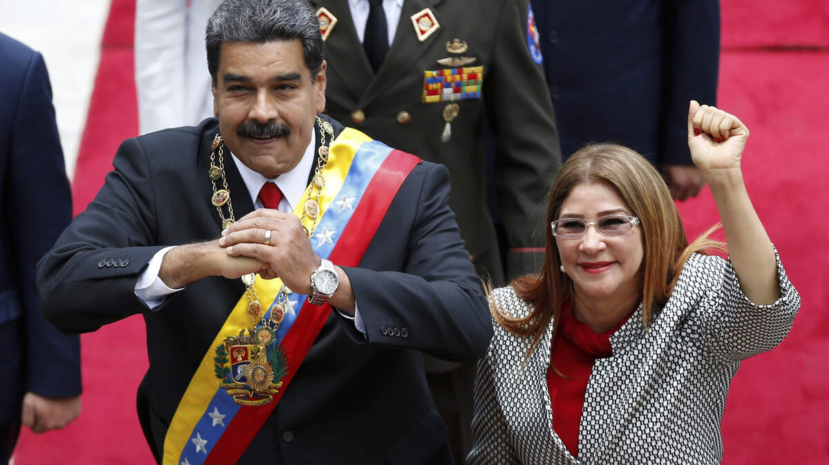 El presidente venezolano Nicolás Maduro y la primera dama Cilia Flores saludan a la Asamblea Constituyente en Caracas, Venezuela, el jueves 24 de mayo del 2018.