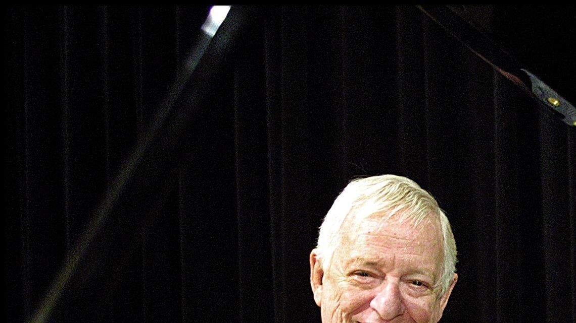 Foto de archivo, 2001.  El compositor y pianista cubano Frank Domínguez en Miami.