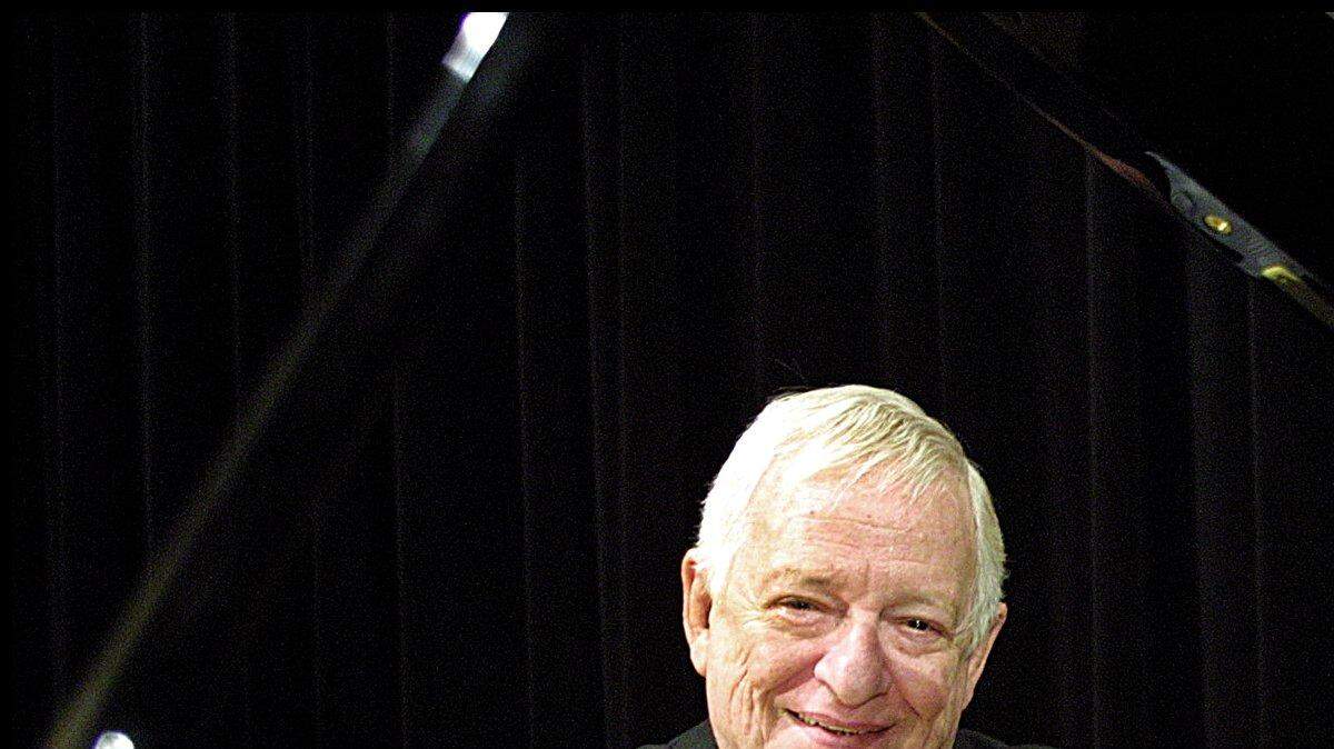 Foto de archivo, 2001.  El compositor y pianista cubano Frank Domínguez en Miami.