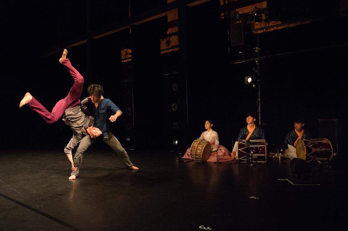 Los bailarines de Bereishit Dance Company, Kim Ju Yeaong (arriba) y Kim Ju Yeong (abajo) en “Balance & Imbalance”, de Soon-ho Park. Acompañados por los músicos Kim Jae Woo, Park Sung Gun y Kim Jung Uk.