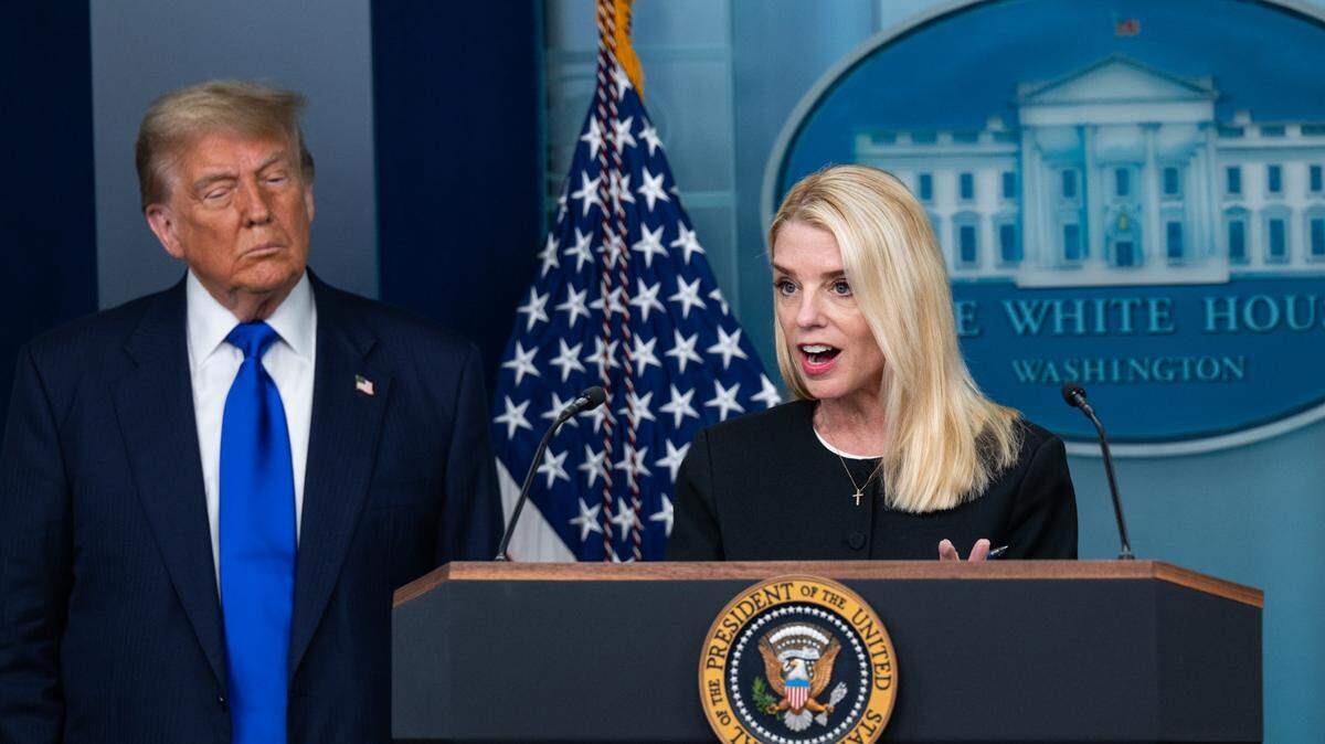 La Fiscal General Pam Bondi habla en una conferencia de prensa junto al presidente Donald Trump en la Sala de Prensa James S. Brady de la Casa Blanca el pasado 27 de junio.