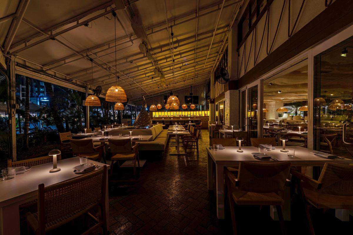 El patio exterior del restaurante mediterráneo Mykonos en Fort Lauderdale.