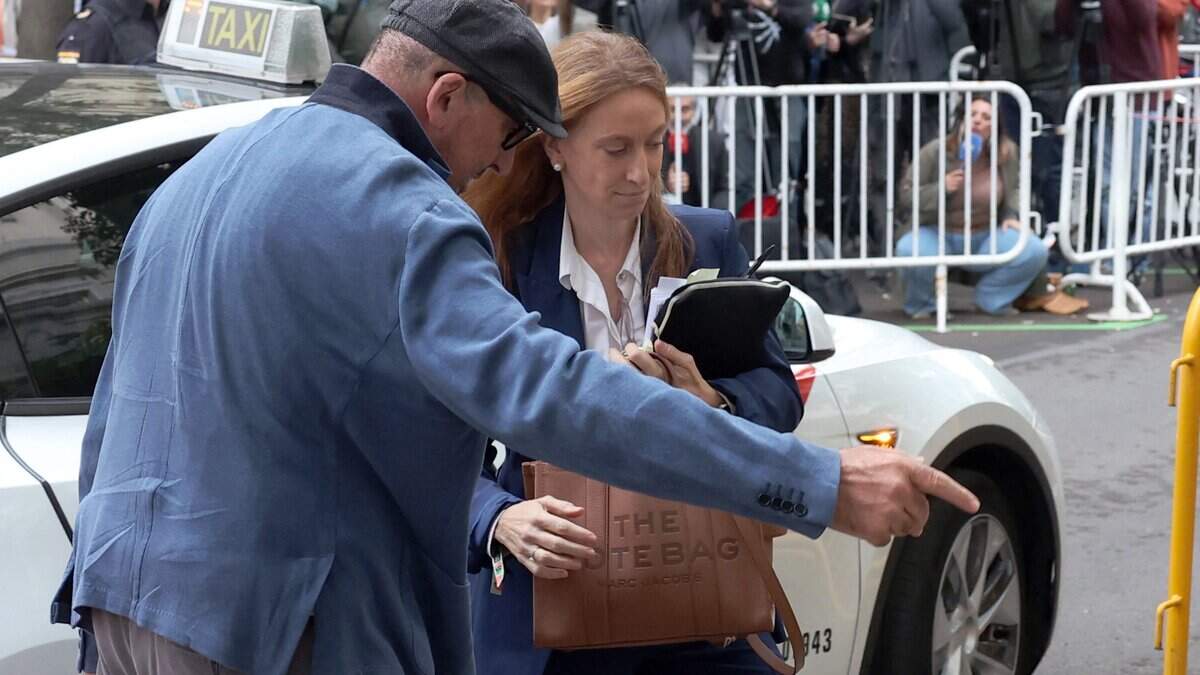 Koldo García (izquierda), mano derecha del exministro español de Transportes José Luis Ábalos, llega junto a su abogada Leticia de la Hoz al Tribunal Supremo para comparecer ante un juez por presunta corrupción en Madrid, el 16 de octubre de 2025.
