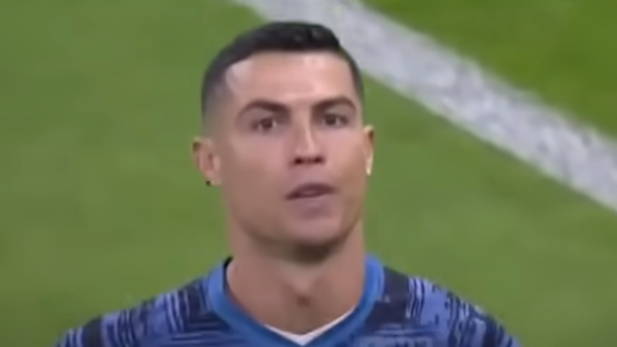 Multitud de saudíes pidieron este miércoles en redes sociales la “deportación” de Cristiano Ronaldo del país, después de que el astro portugués se agarrara los genitales al escuchar cánticos de los aficionados, que corearon el nombre de Leo Messi, al final del encuentro que disputaron el martes su equipo, el Al Nassr, y el Al Hilal.