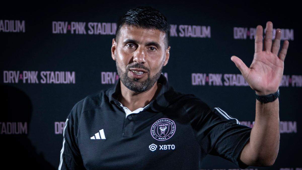 El entrenador interino Javier Morales durante su presentación como nuevo técnico del Inter Miami, el viernes.