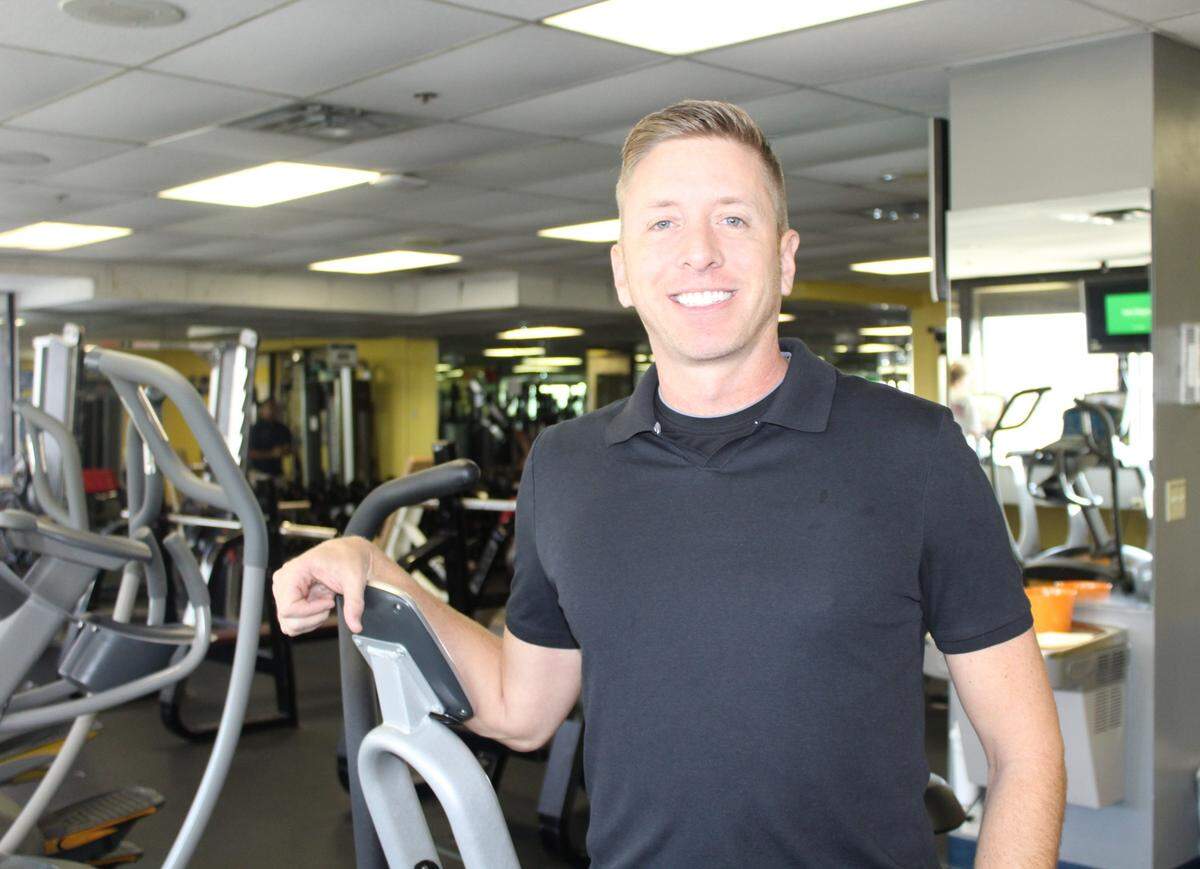 Ryan Crenshaw, terapista de rehabilitación cardíaca de Broward Health.