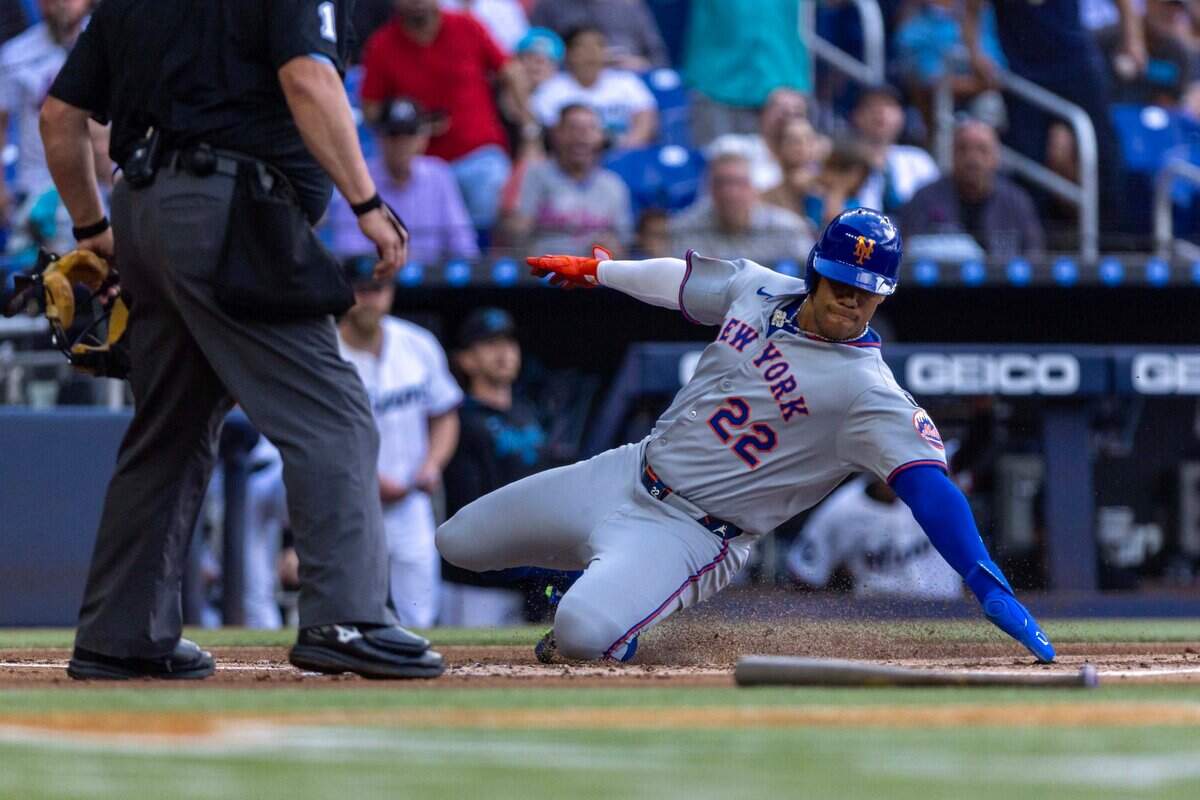 El jardinero de los Mets de Nueva York Juan Soto anota una carrera en el primer inning del partido ante los Marlins, celebrado el 2 de abril de 2025 en Miami.