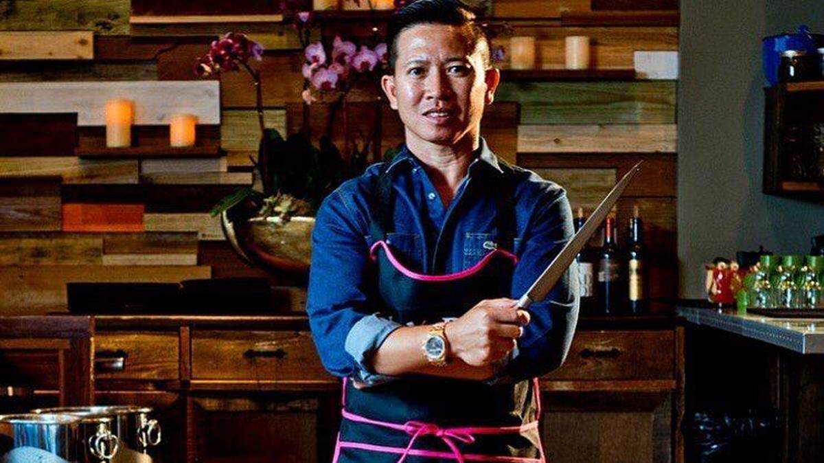 El Chef Bee propietario del restaurante tailandés NaiYaRa en Sunset Harbor Shops.