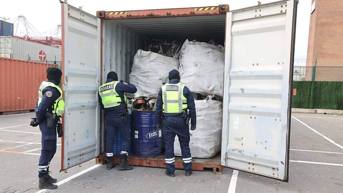 Los agentes de aduanas inspeccionan un contenedor de envío en el puerto de Dunkerque, en Loon-Plage, el 27 de marzo de 2026, tras una reciente incautación récord de 13 toneladas de cocaína procedente de América del Sur.