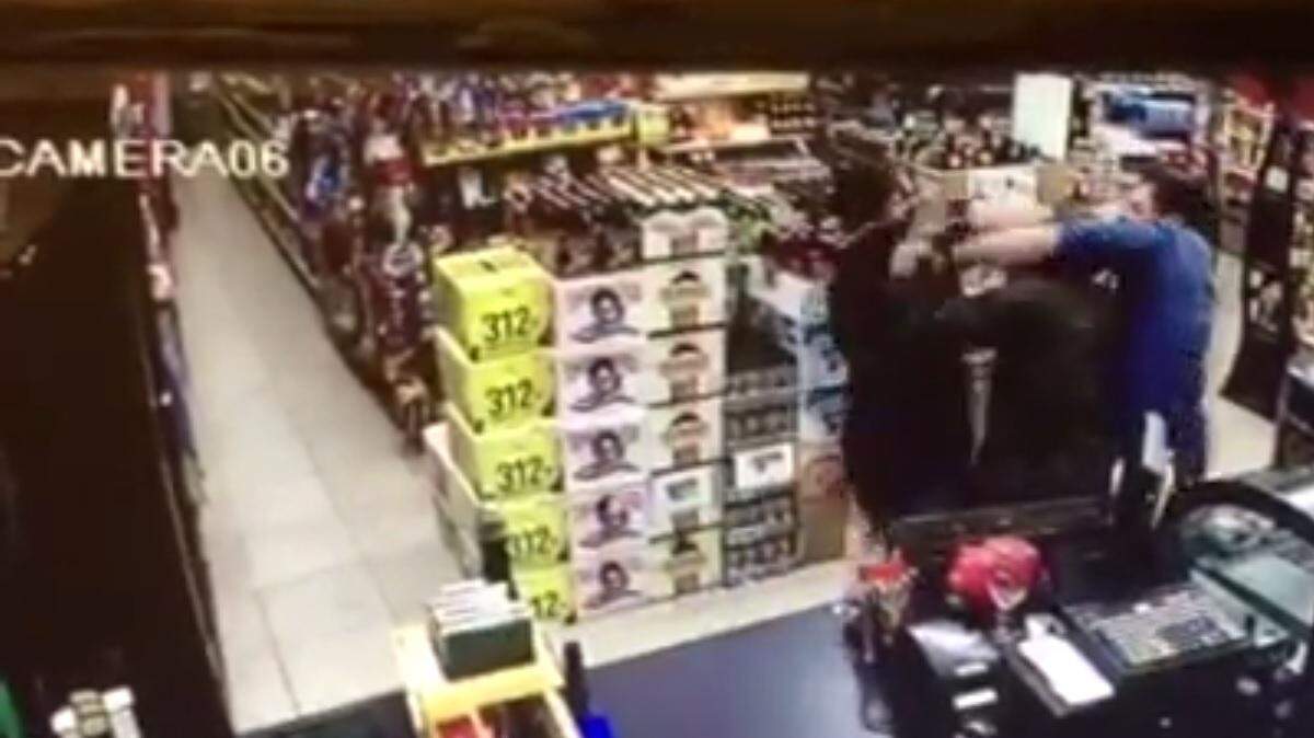 Dos clientes se unieron para pelear al presunto ladrón según se muestra en la cámara de vigilancia de la tienda Down Stairs en 5885 Ponce De Leon Blvd.