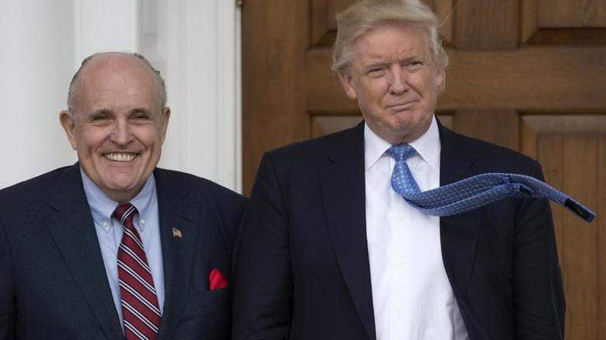 Donald Trump se reúne con el ex alcalde de la ciudad de Nueva York Rudy Giuliani el 20 de noviembre de 2016 en Bedminster, Nueva Jersey.