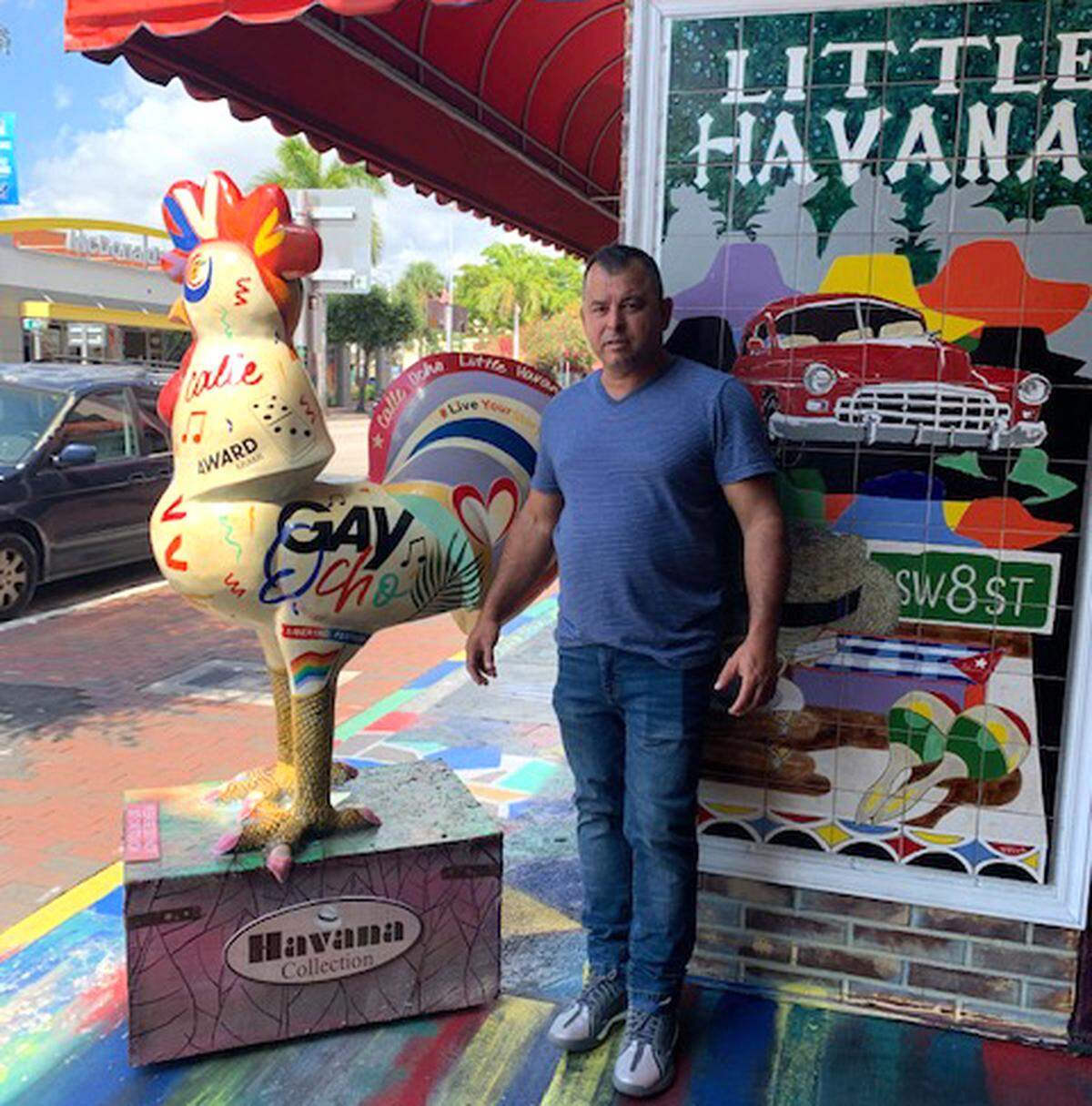El escultor, Manuel Bello, junto a su gallito Gay, el más pequeño de Calle 8.