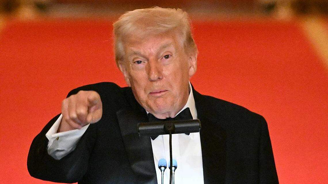 El presidente de Estados Unidos, Donald Trump, habla durante una cena con gobernadores estatales en la Sala Este de la Casa Blanca, en Washington, DC, el sábado 21 de febrero de 2026.