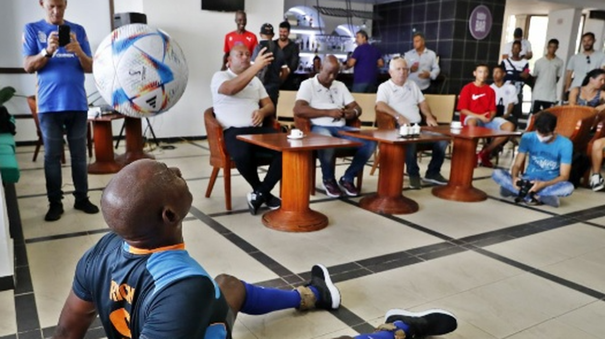 El cubano Erick Hernández sumó este domingo una nueva marca a sus múltiples récords de dominio del balón al golpear la esférica con la cabeza, durante 1 hora, 9 minutos y 50 segundos.