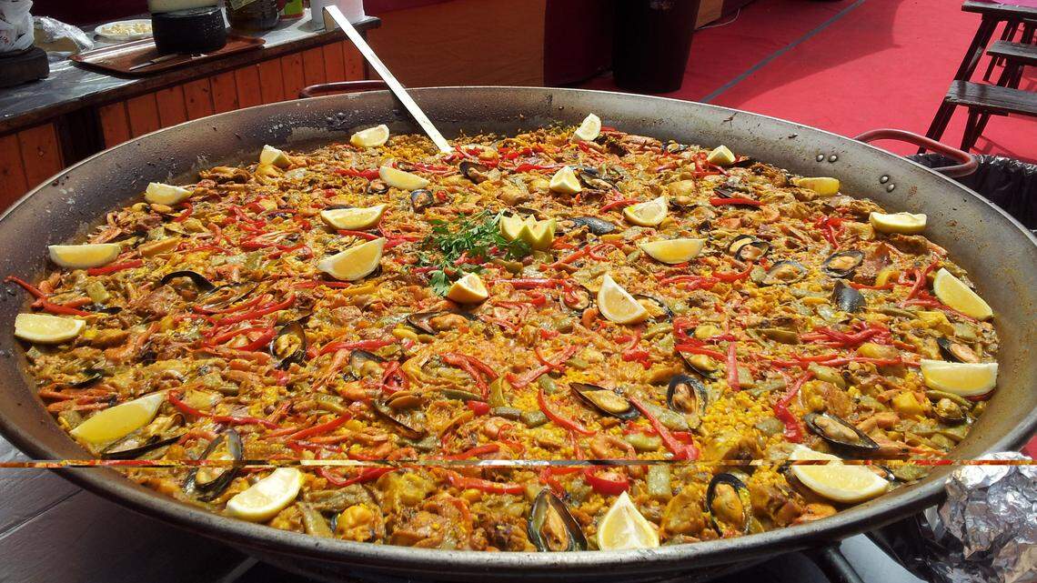 La cultura de España estuvo presente con una cata de paella y la presentación de un fragmento de la obra de teatro ‘Bodas de sangre’, de Federico García Lorca. Alrededor de 700 personas llenaron este sábado los pasillos del Instituto Cervantes en Nueva Delhi con ocasión de la celebración del Día de la Lengua Española y el Día del Libro. En la foto se ve la paella en la feria medieval de Ceuta.