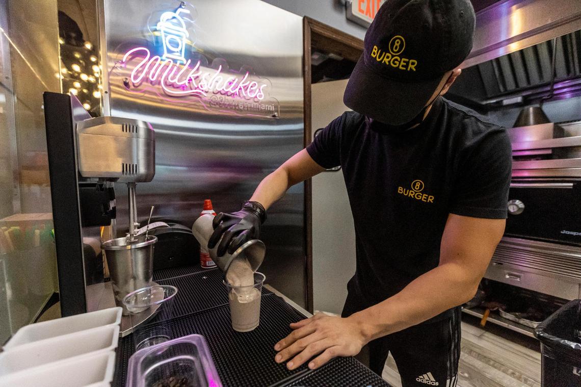 Freeman Chan prepara un batido de galletas Oreo en 8 Burger.