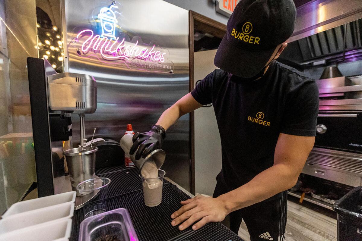 Freeman Chan prepara un batido de galletas Oreo en 8 Burger.