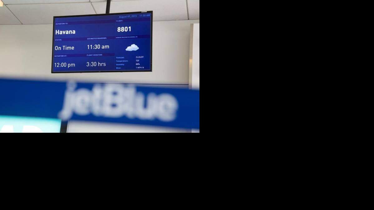 Un vuelo directo a La Habana, Cuba, aparece en una pantalla en la Terminal 5 de JetBlue Airways Corp. en el Aeropuerto Internacional John F. Kennedy (JFK) en Nueva York. Bloomberg