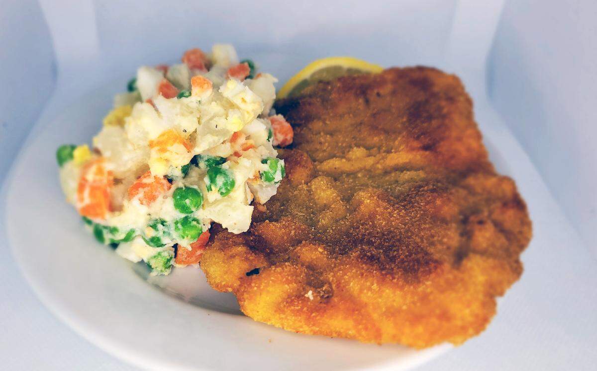 Milanesa y ensalada rusa.