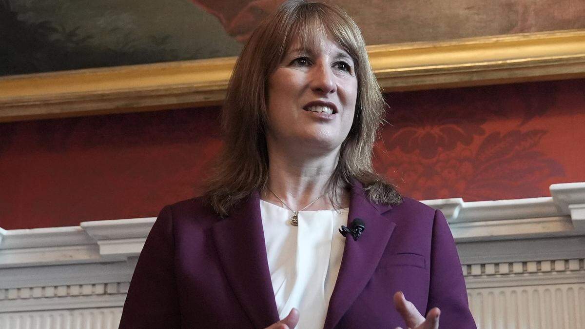 La ministra de Hacienda Rachel Reeves habla con representantes de la organización End Child Poverty dentro del número 11 de Downing Street, durante una recepción con la ONG para agradecerle la eliminación del límite de dos hijos en las prestaciones, el 13 de abril de 2026 en Londres, Inglaterra.
