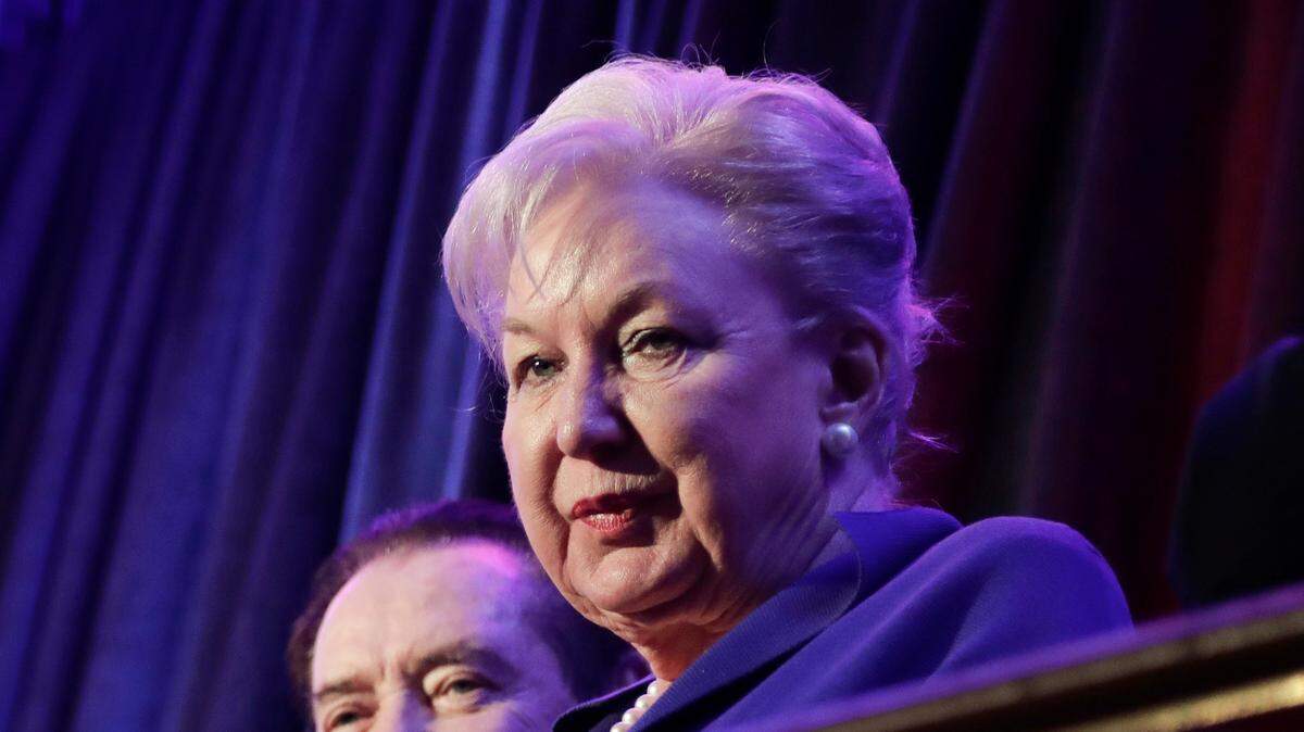Foto de archivo de la jueza federal Maryanne Trump Barry, hermana mayor del expresidente Donald Trump, sentada en un balcón durante la celebración de la victoria de su hermano, el 9 de noviembre de 2016 en Nueva York. Maryanne Trump falleció el lunes 13 de noviembre de 2023 a los 86 años.