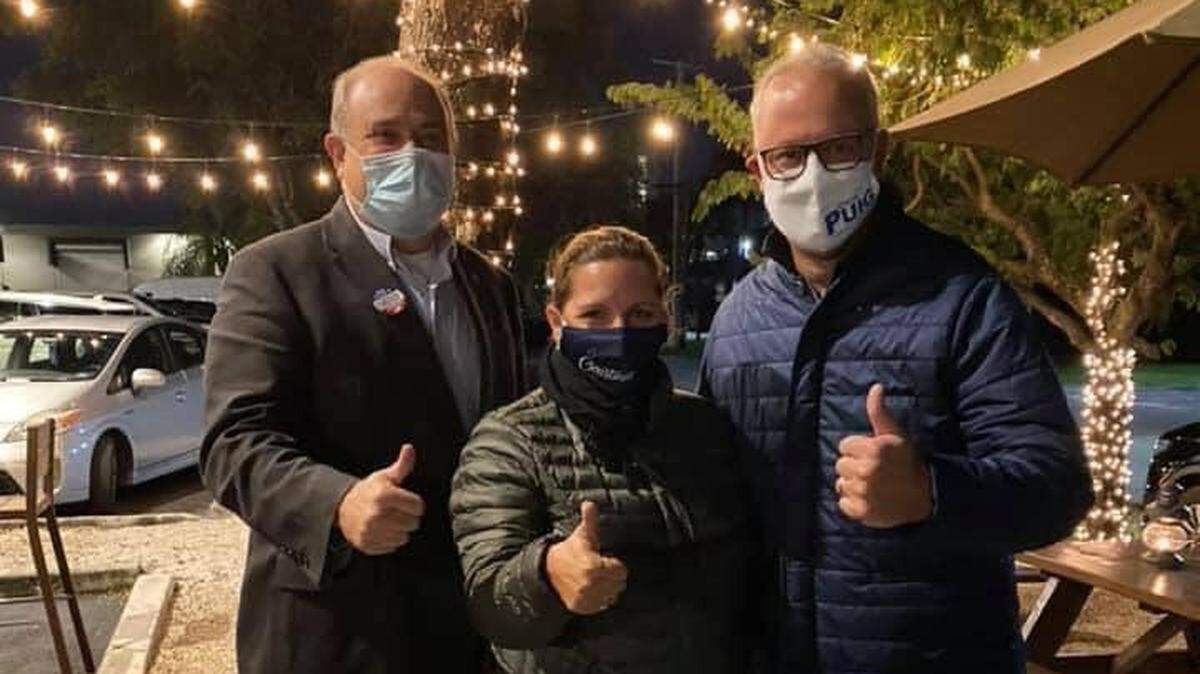 El electo concejal de Doral, Oscar Puig, junto a la concejal Claudia Mariaca, en la reunión de celebración por la victoria electoral del martes. A la izquierda el alcalde de Doral, JC Bermudez.