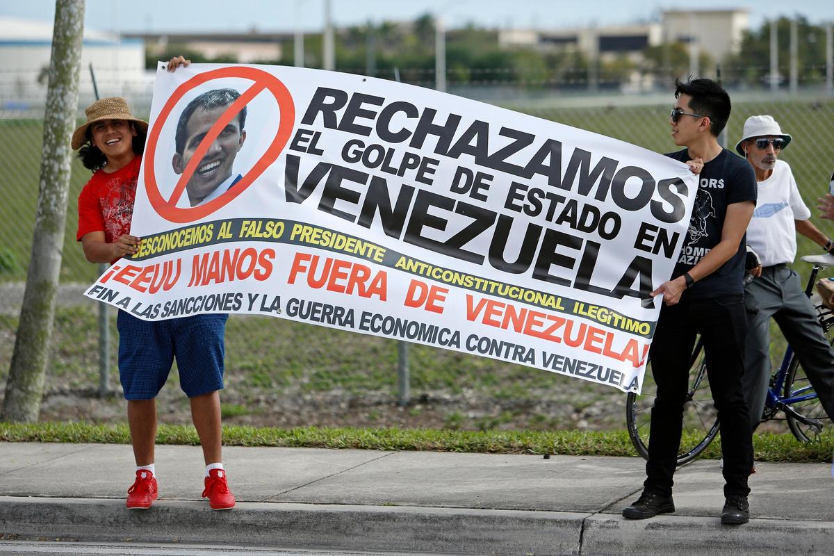 Partidarios de Nicolás Maduro protestan frente a la sede del Comando Sur, contra un supuesto plan de Estados Unidos de intervenir militarmente en Venezuela, en una imagen del sábado 23 de febrero del 2019 en Doral.