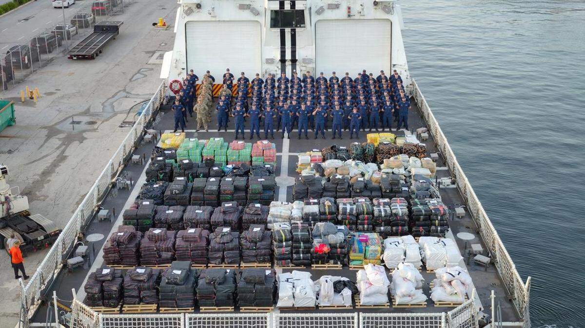 El escampavías Hamilton del Servicio Guardacostas de EEUU descargó más de 76,140 libras de narcóticos ilegales en Port Everglades el lunes 25 de agosto de 2025. Esta es el mayor decomiso de cocaína hasta la fecha en la historia de la agencia.