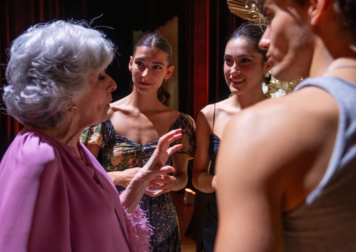 Toby Lerner Ansin junto a los bailarines del MCB, Kaelah Poulos-Hopkins, Ilona Halloran-Rojas y Andrew Larose, en una celebración de su 85.º cumpleaños realizada tras la función, a raíz del estreno en febrero de la obra “Rosas del sur, tres valses para Toby”, creada en su honor por el coreógrafo Alexei Ratmansky. 