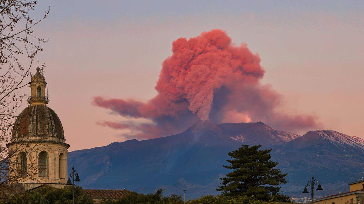 A pesar de su frecuencia, las erupciones del Etna suelen ser bastante inofensivas.