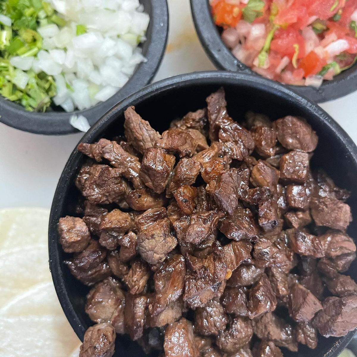 En Híjole Taquería puedes confeccionar tu propio taco cuando ordenas cualquier opción de carne por libra acompañada de ingredientes frescos y salsas hechas en casa.