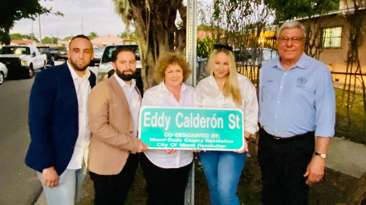 Familia de Eddy Calderón junto al Comisionado Manolo Reyes.