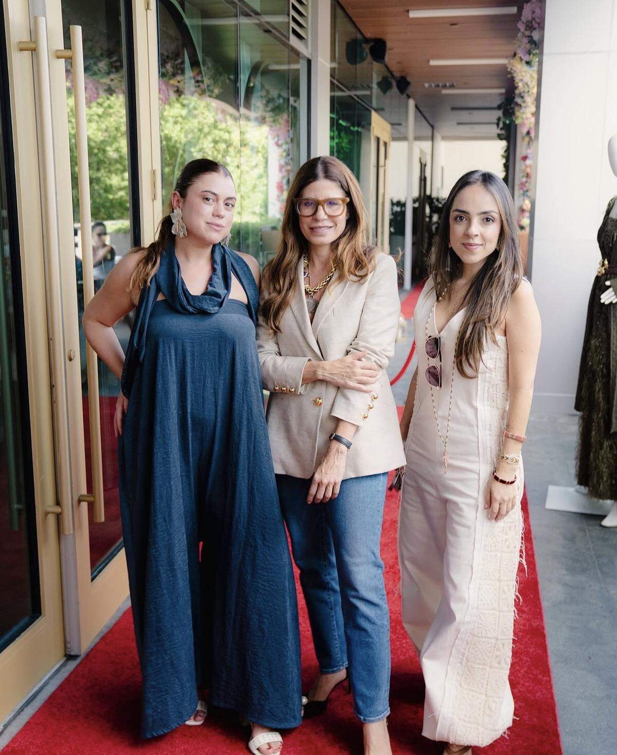 De izq a der: Angie Rojas, vocera de Inexmoda; diseñadora Renata Lozano; Manuela Gómez, jefa de Internalización de Inexmoda.