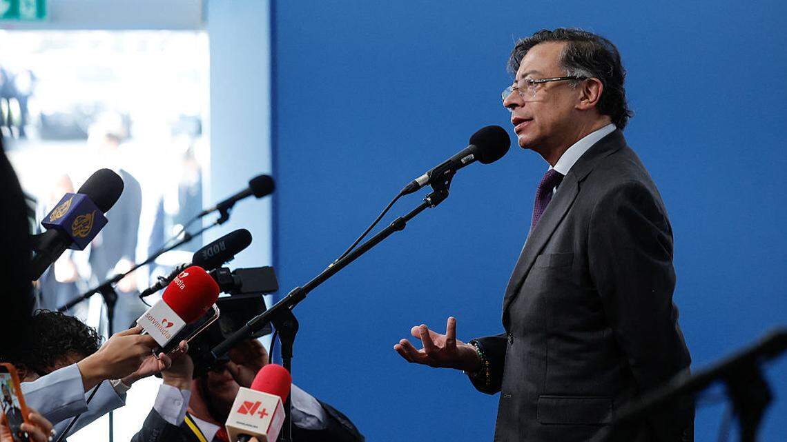 El presidente de Colombia, Gustavo Petro, habla con los periodistas a su llegada a la “Reunión en Defensa de la Democracia”, un encuentro de líderes de izquierda que busca movilizarse contra la amenaza que representa la extrema derecha para la democracia, en Barcelona, España, el sábado 18 de abril de 2026.