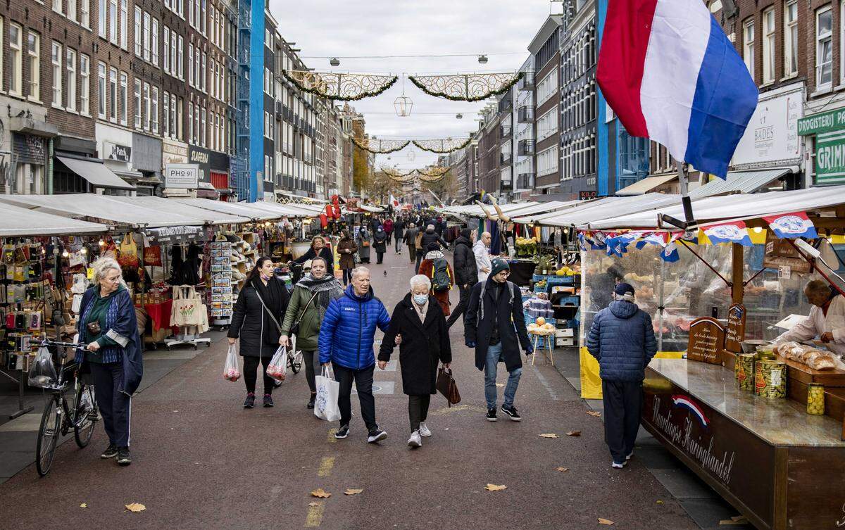 Vecinos y turistas en el mercado Albert Cuyp de Ámsterdam. 