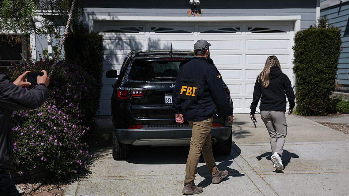 Agentes del FBI llaman a las puertas de los vecinos de una vivienda (no está en la imagen) asociada con el presunto atacante armado de la Cena de Corresponsales de la Casa Blanca en Torrance, California, el domingo 26 de abril de 2026.