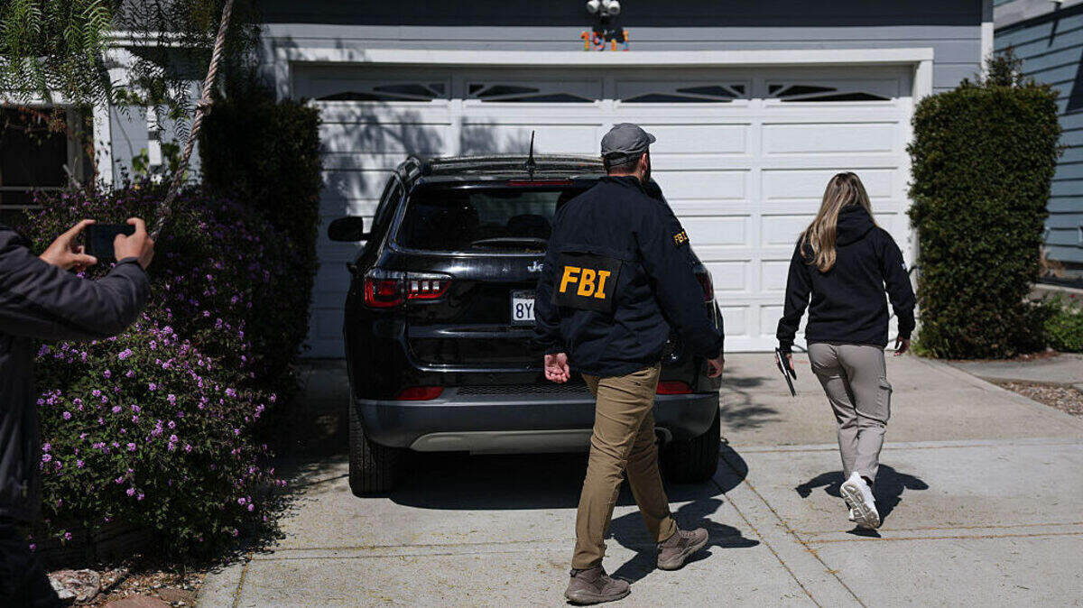 Agentes del FBI llaman a las puertas de los vecinos de una vivienda (no está en la imagen) asociada con el presunto atacante armado de la Cena de Corresponsales de la Casa Blanca en Torrance, California, el domingo 26 de abril de 2026.