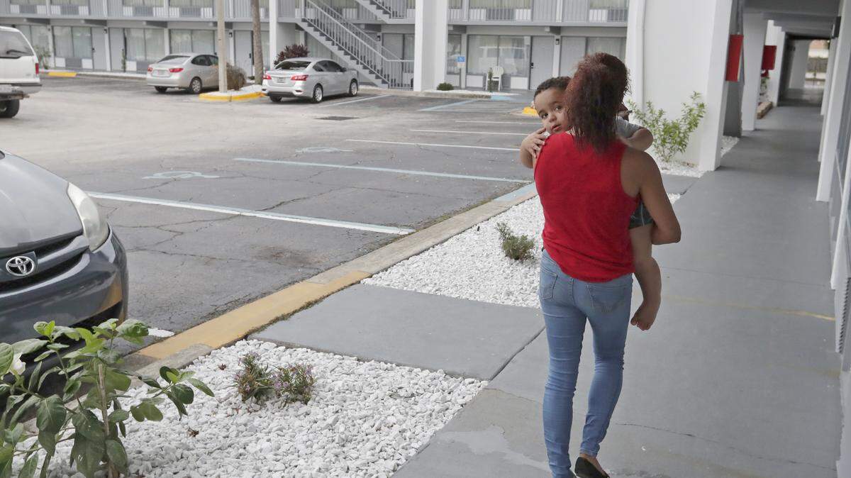 La decisión judicial está obligando a Idalis Fernández a separar a su familia.  Ella se quedará en Florida, con el hijo mayor de la pareja, Alexander, de 11 años, que va bien en la escuela, y su esposo José Santiago y su hijo Adrián de dos años, regresarán a Puerto Rico.