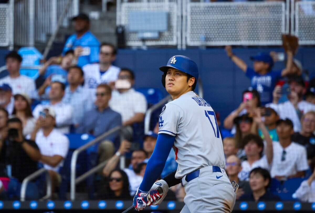El bateador designado de los Dodgers de Los Angeles batea un triple en el sexto inning del partido ante los Marlins, celebrado el 7 de mayo de 2025 en Miami.
