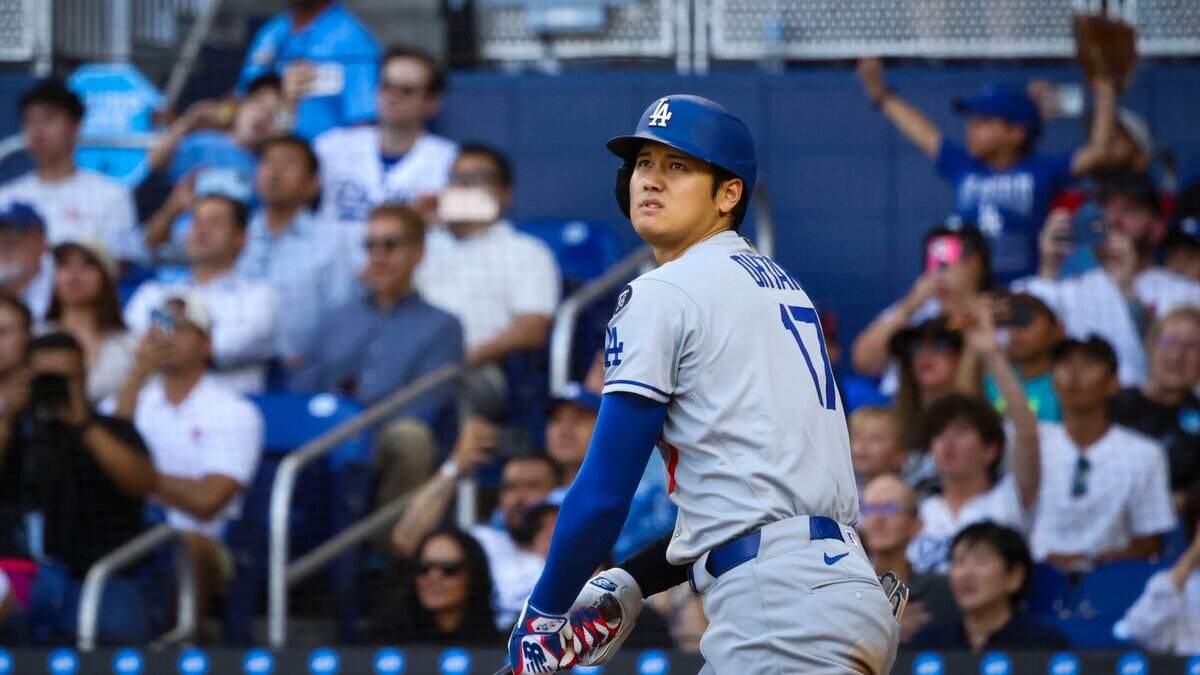 El bateador designado de los Dodgers de Los Angeles Shohei Othani batea un triple en el sexto inning del partido ante los Marlins, celebrado el 7 de mayo de 2025 en Miami.